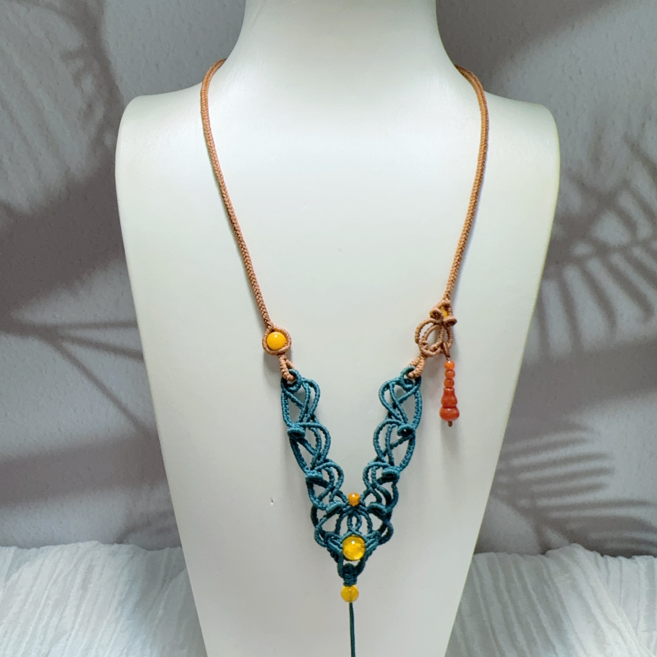 高端设计手工编织绳项链女款毛衣链长款秋冬吊坠项链天然蜜蜡南红