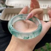 冰种独龙玉手镯翡翠色飘花高冰透正圈手镯女款 玉镯送礼玉石手镯子