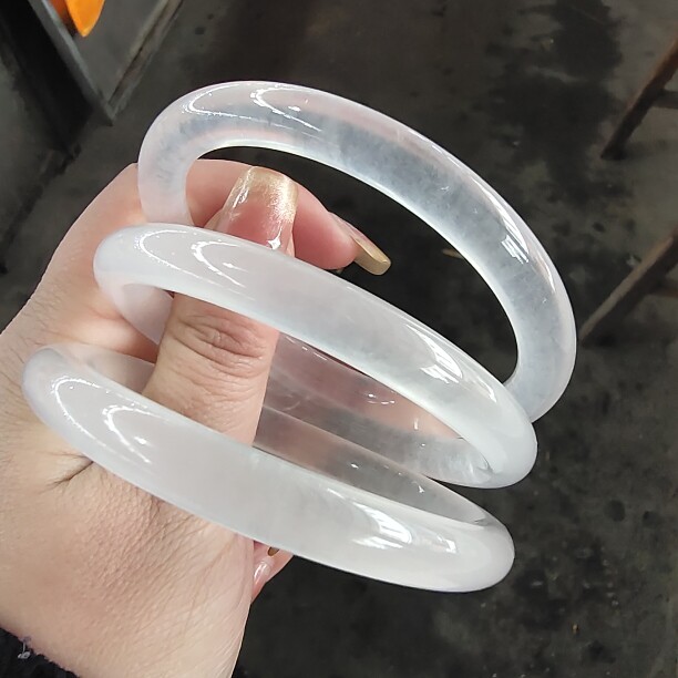天然高冰冰透水沫玉细圆条手镯白月光冰种玉石手镯女款白冰玉镯子