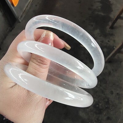 天然高冰冰透水沫玉细圆条手镯白月光冰种玉石手镯女款白冰玉镯子