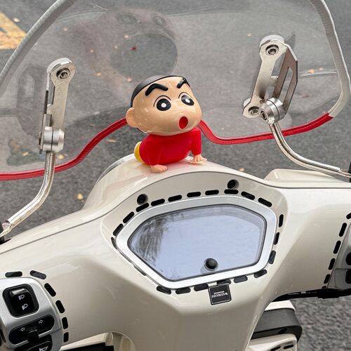 电动车贴画装饰蜡笔小新摆件适用台铃九号小刀新日极核贴纸小配件