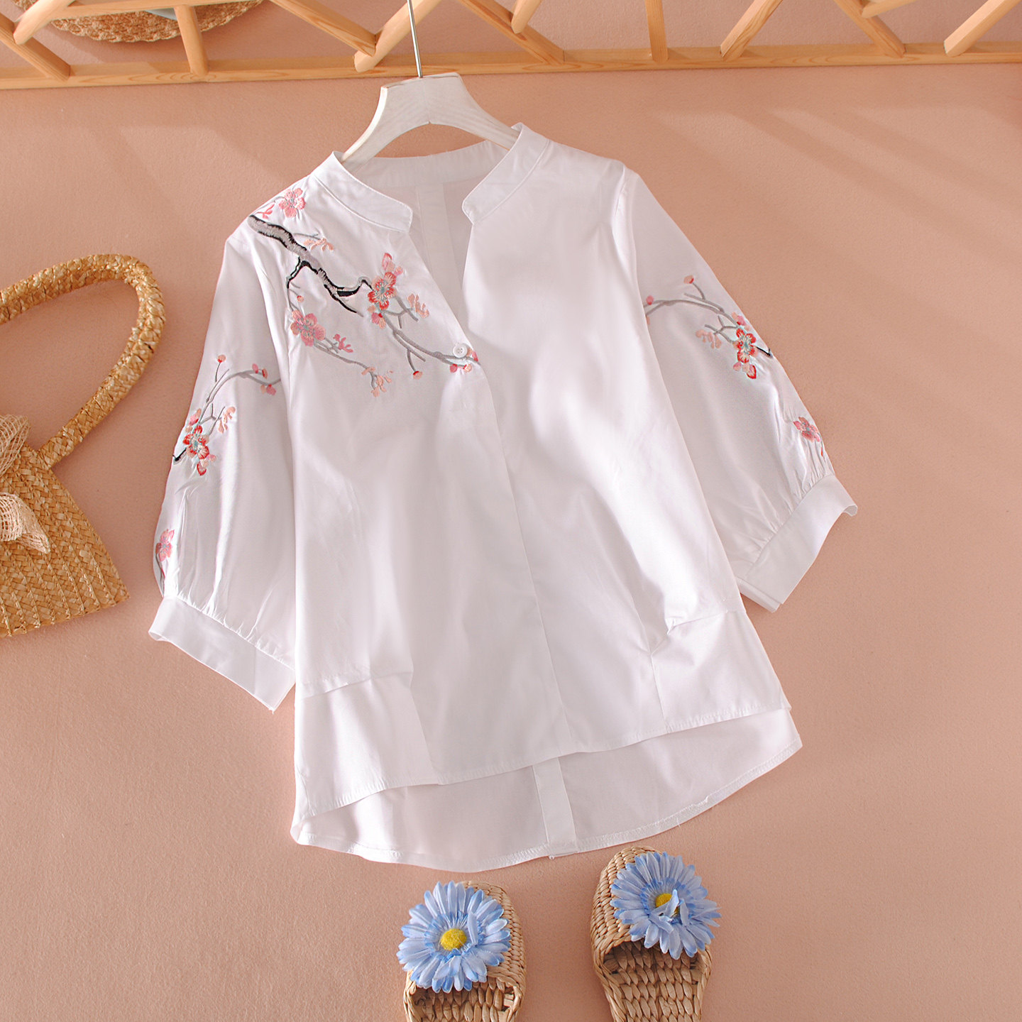 文艺中国风刺绣花衬衫女V领灯笼袖宽松百搭白色上衣夏季短款衬衣