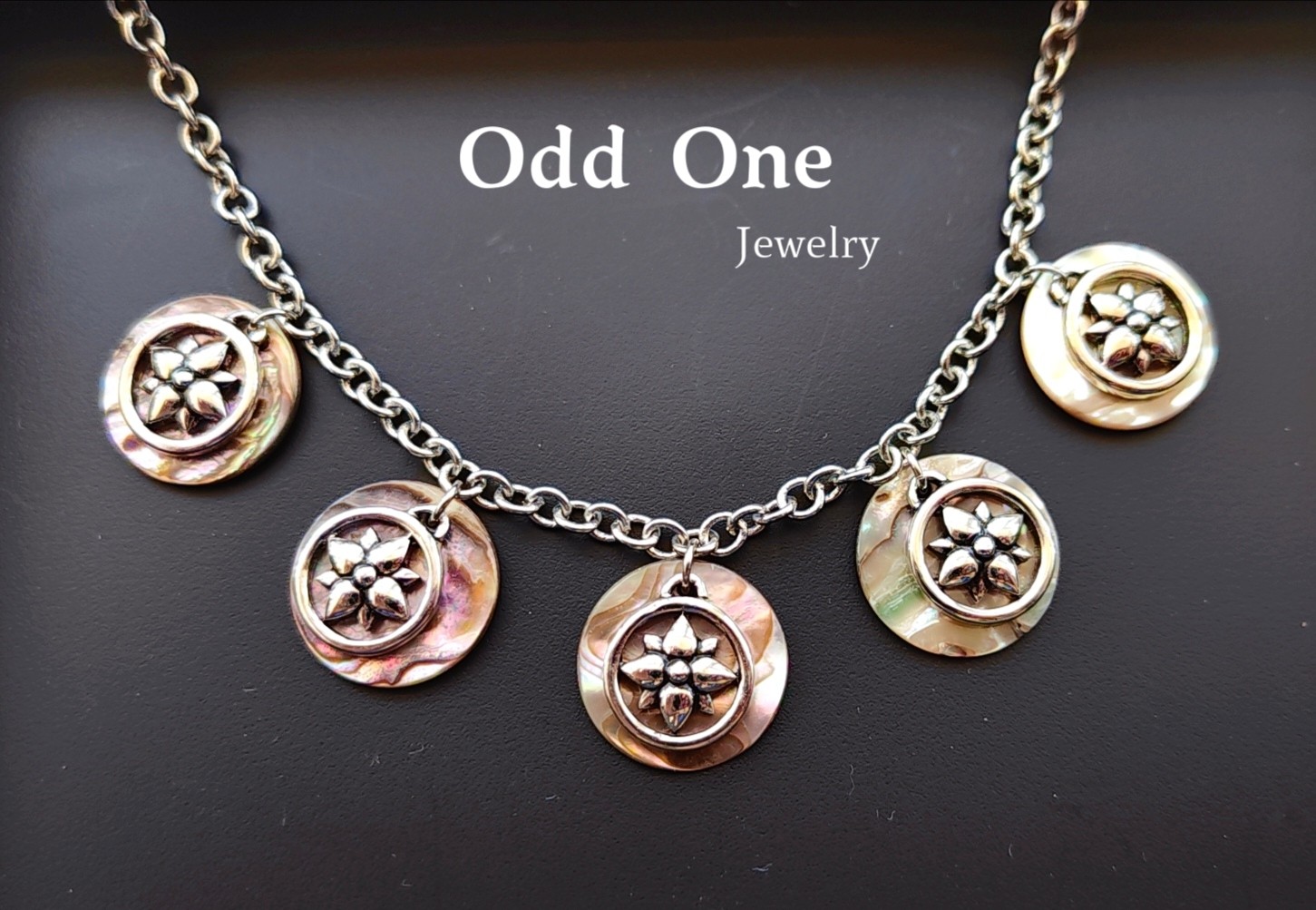 Odd One 彩色天然贝壳吊坠做旧亮银色民族风短项链