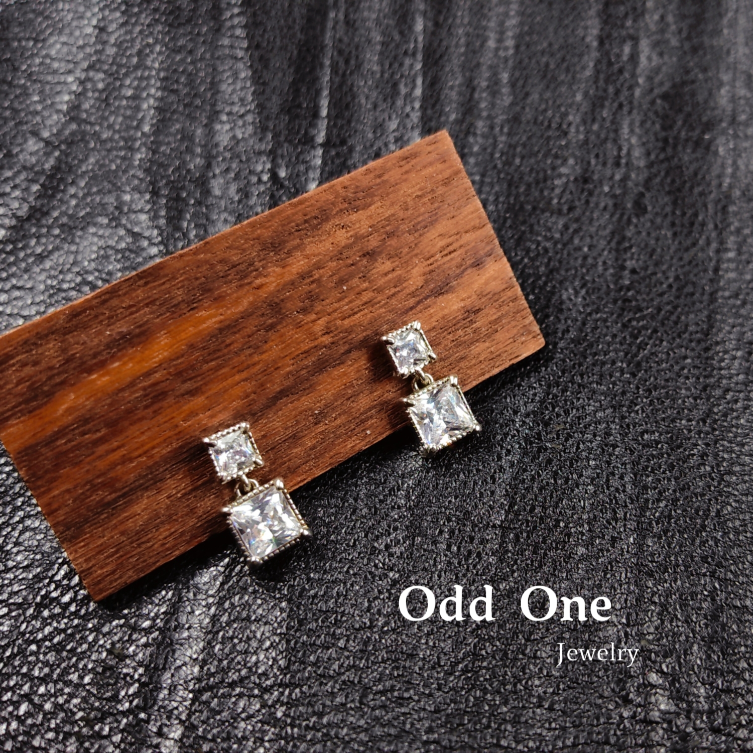Odd One 方形锆石镶嵌简约质感百搭耳钉耳饰