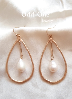 Odd One 天然珍珠吊坠哑光金色大水滴形耳环耳饰