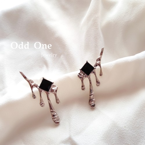 Odd One 金属感不规则熔岩水滴耳钉冷淡风高级感耳环耳饰