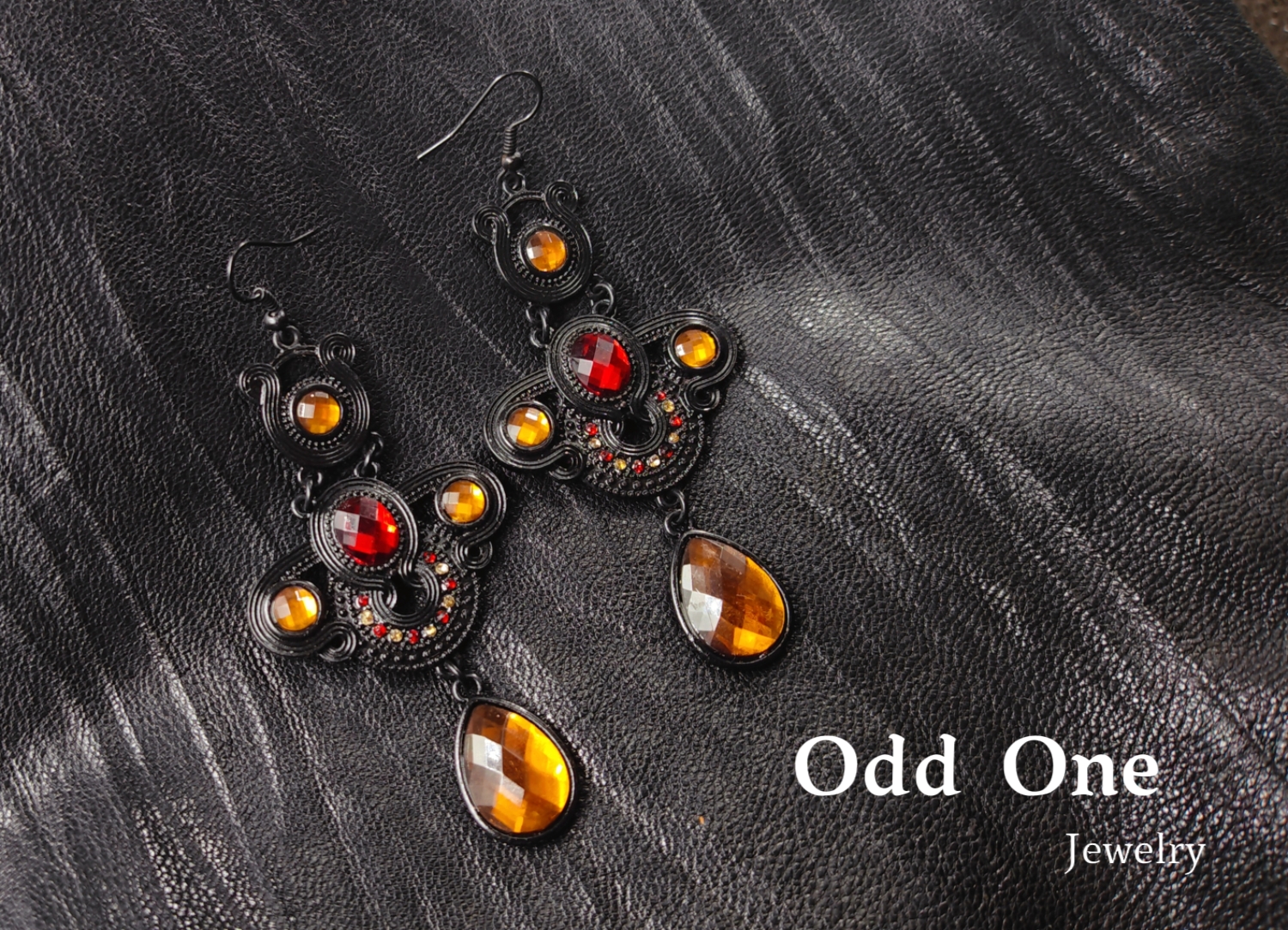 Odd One美拉德琥珀色水钻黑色复古宫廷耳饰耳环