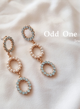 Odd One 淡雅仿珍珠绿色亚克力圆圈长耳环耳饰