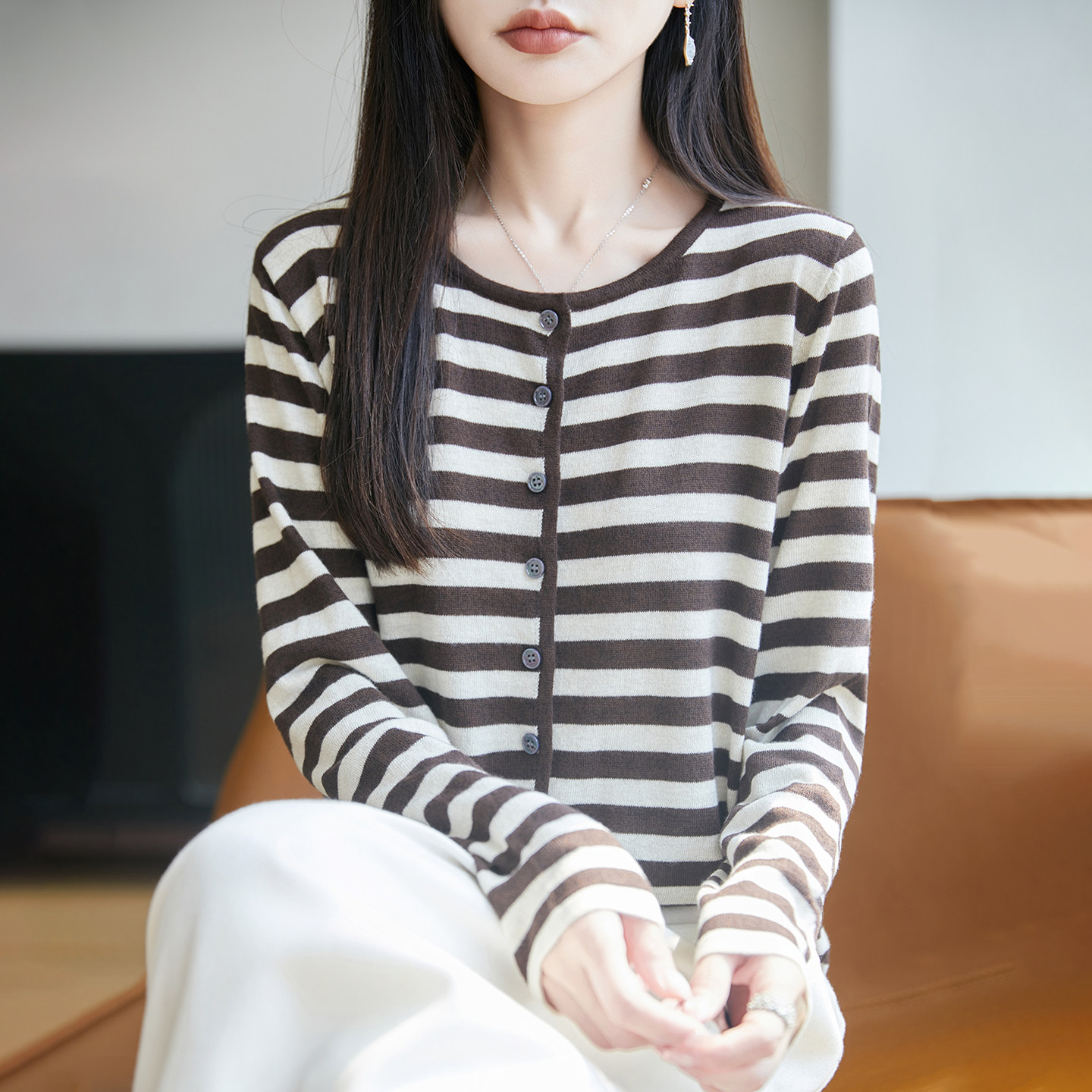 精纺羊毛撞色条纹圆领开衫女外套