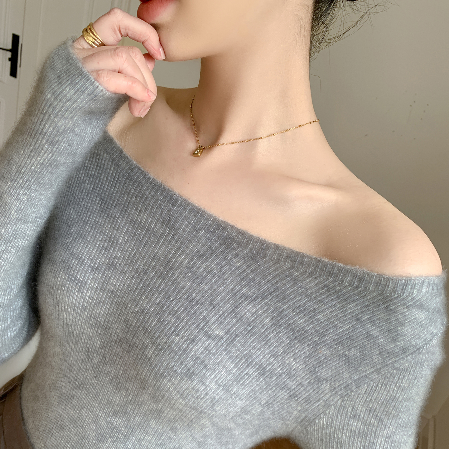 小山羊绒衫女一字领坑条针织毛衣