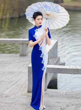 长款走秀旗袍年轻款2024新款修身表演旗袍连衣裙优雅蓝白八卦拼色