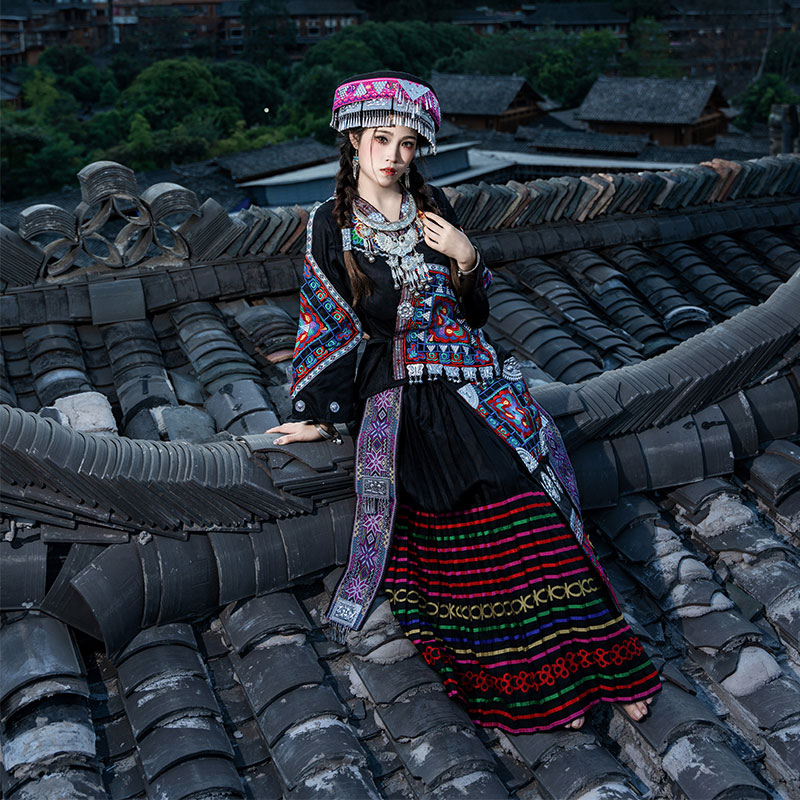 新款苗族苗疆盛装土家族旅拍摄影表演服女云南彝族侗族舞台演出服