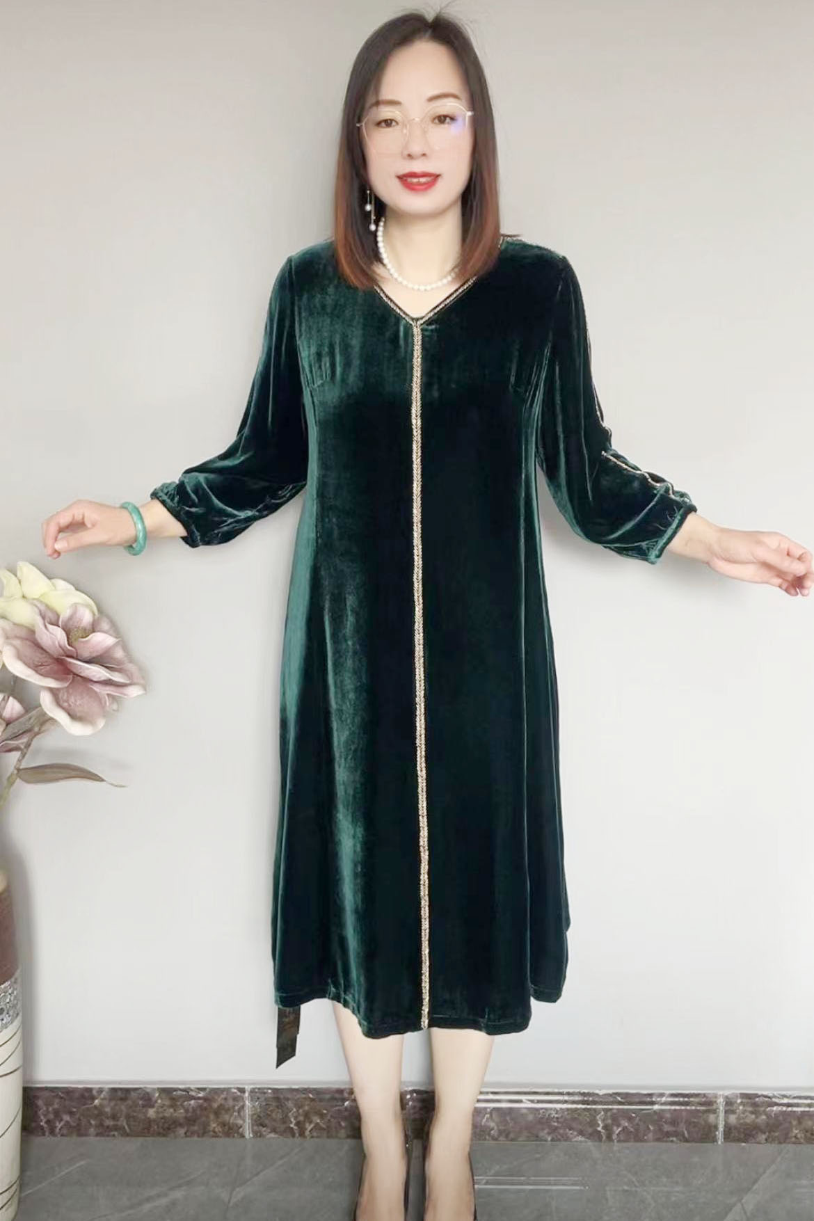 V领串珠桑蚕丝植绒中长款连衣裙
