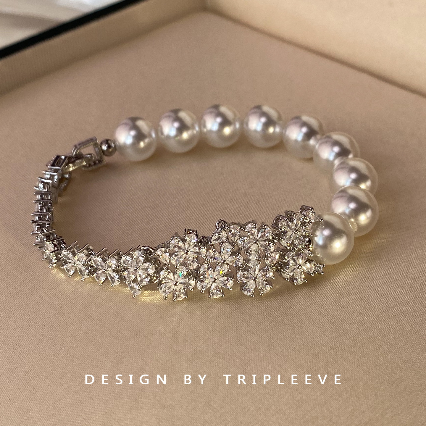 一路繁花！极光澳白珍珠手链吊坠花朵镶钻2025新款轻奢高级感手环