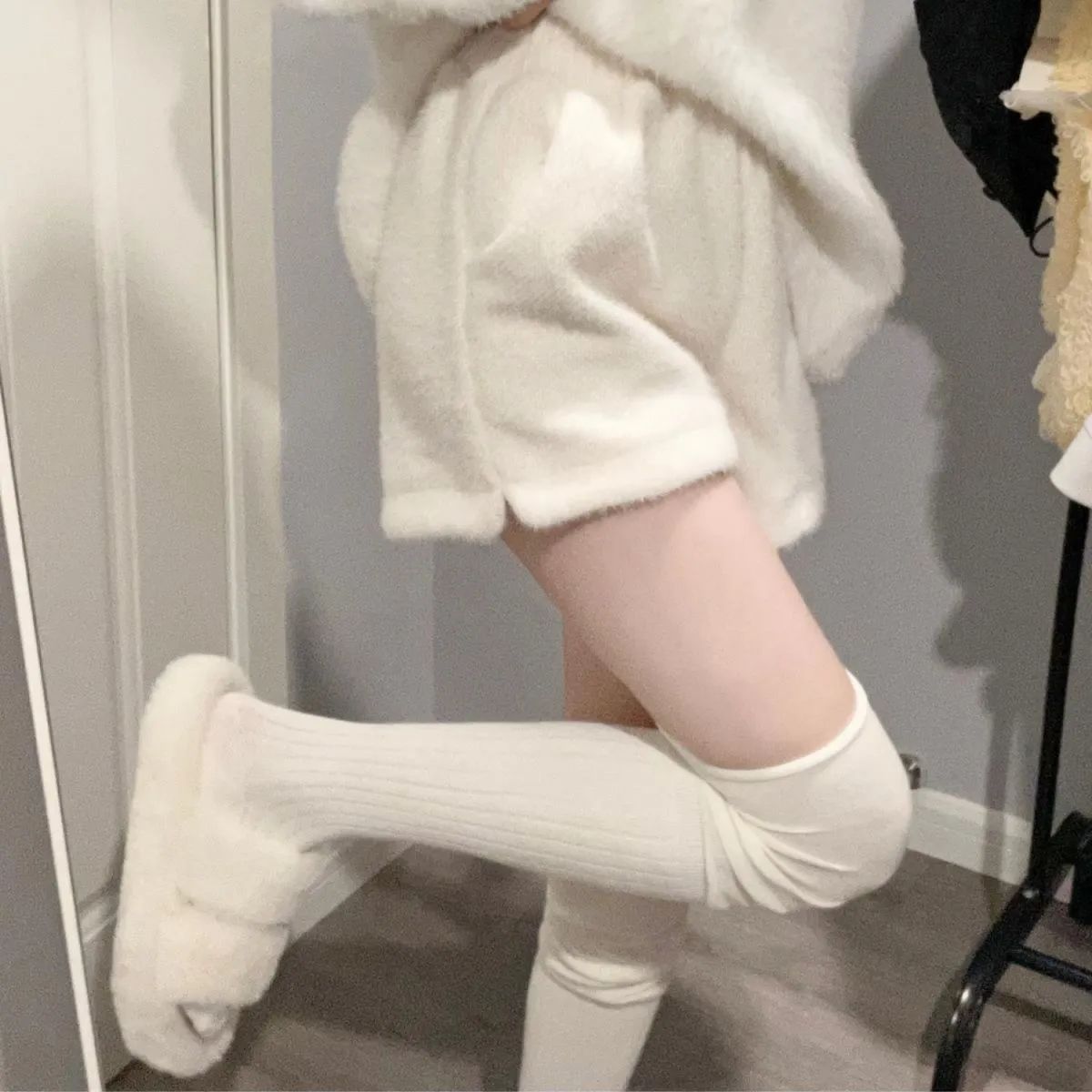 水貂绒短裤白色可爱温柔宽松显瘦女秋冬毛绒松紧百搭a字阔腿短裤