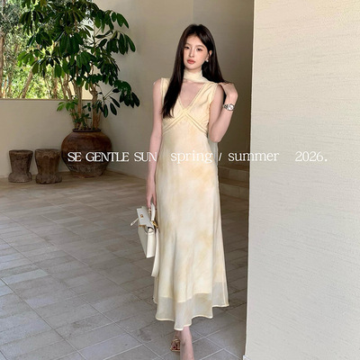 秀熙熙2026春季新款法式优雅蕾丝镂空背心连衣裙纯欲裙子女88507