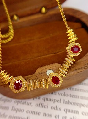 18k天然红宝石锁骨链 总重：5.62克主石：0.8克拉 钻石：86颗