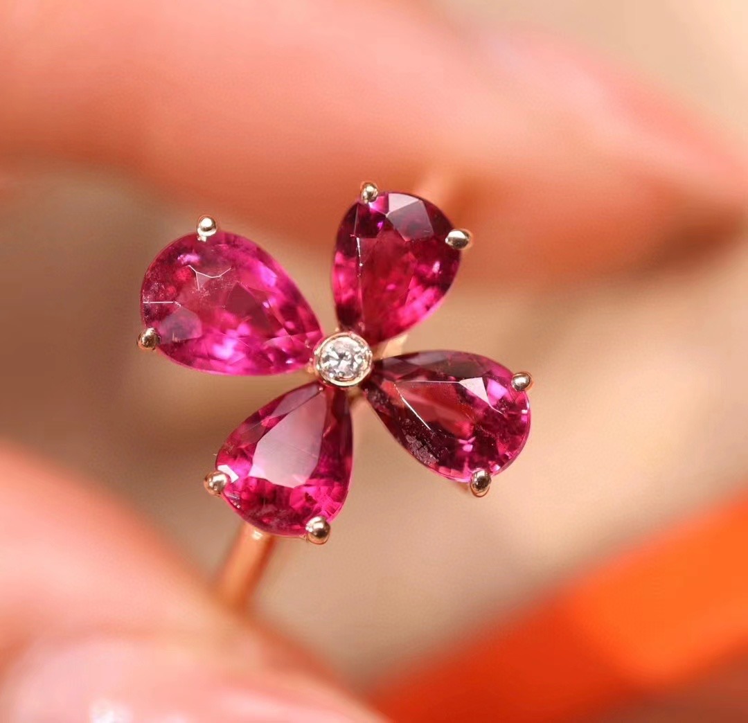 18K金镶天然红碧玺戒指，主石2克拉 钻石1颗 ，附权威证书