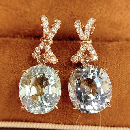 18k天然海蓝宝耳钉，总重：7.11克主石：12.1克拉 钻石：30颗