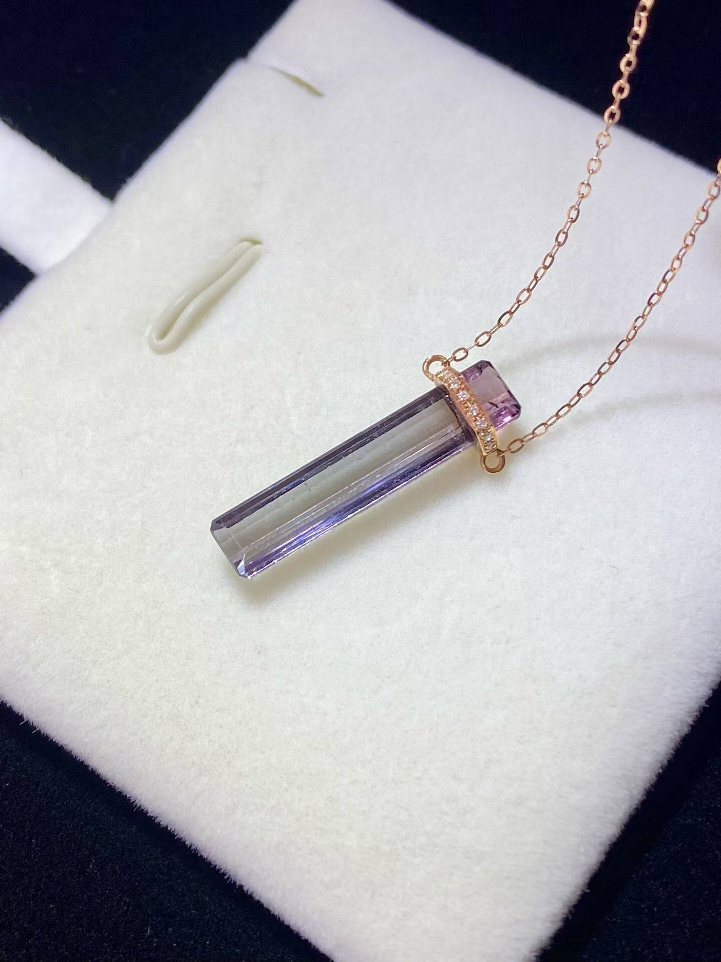18k碧玺项链,金重:0.75g主石:4.5ct、5x23.5mm 钻石:8粒