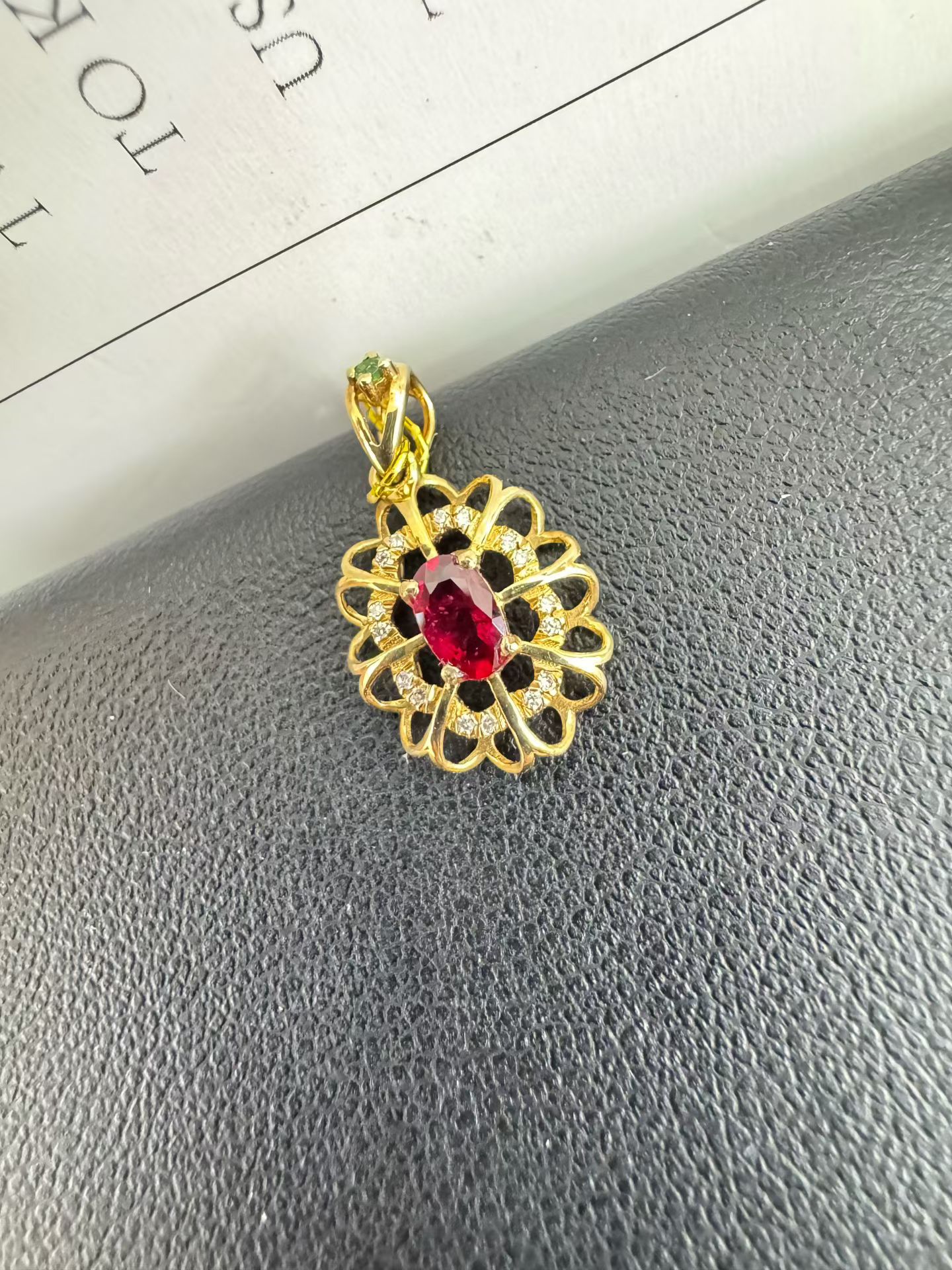 18K金镶红宝石吊坠，主石35分，钻石16粒，总重0.9g，附权威证书