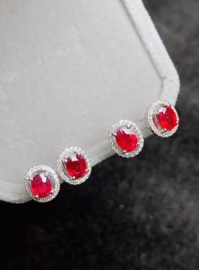 红宝石耳钉，18k金配钻石镶嵌重1.27g  主石约0.85ct 钻石：46P