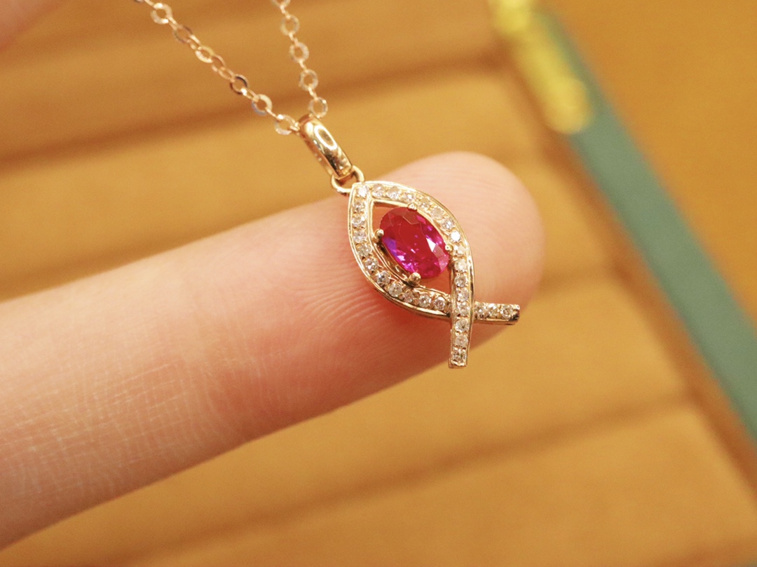 18K玫瑰金  红宝石吊坠石重：0.36ct总重0.8g钻石：0.087ct/29颗