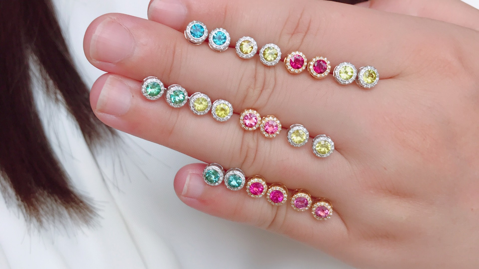18K金碧玺钻石耳钉 晶体干净总重0.9g，石重0.55ct，钻石28颗