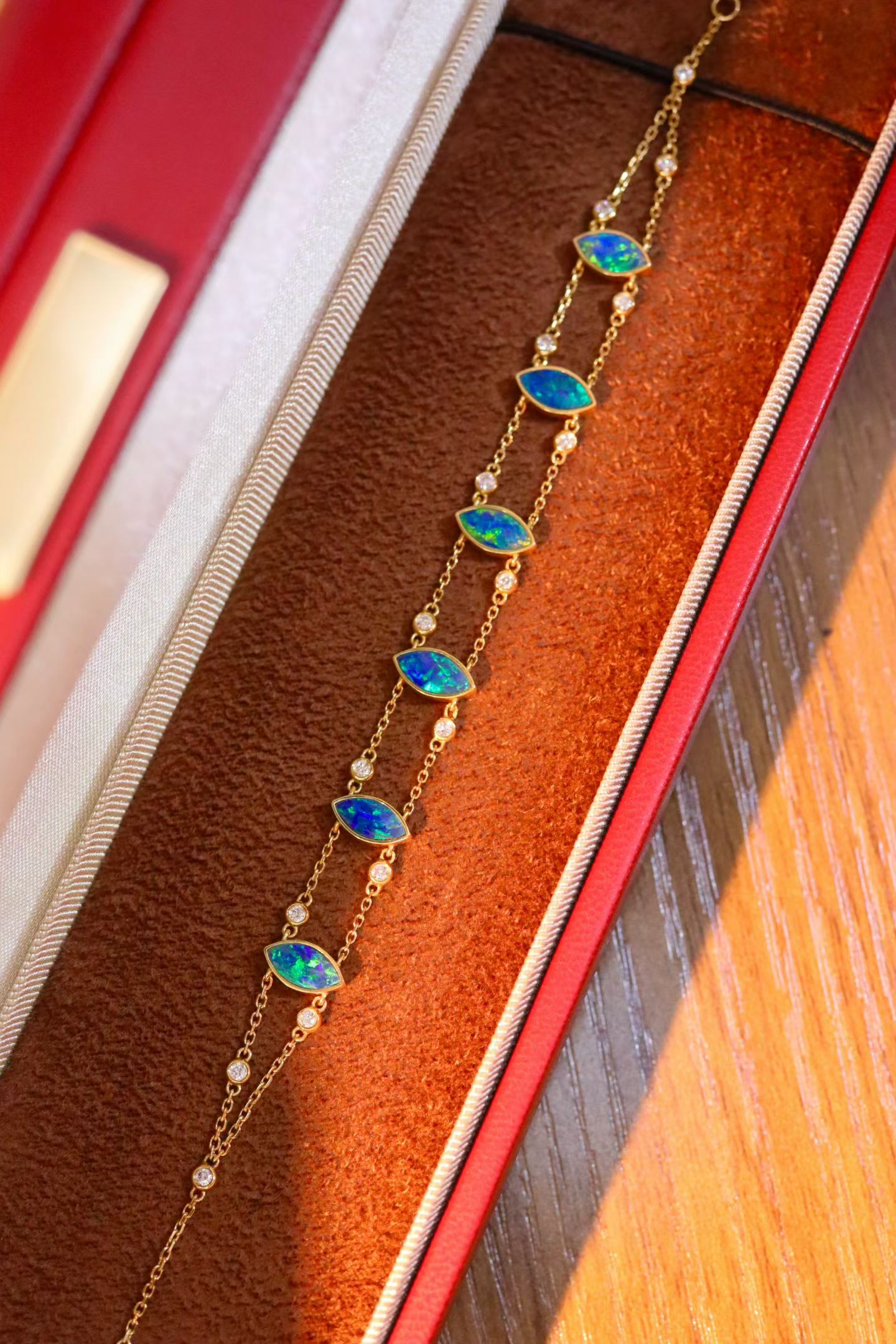 18K欧泊手链，主石3.2ct  钻0.31ct  ，附权威证书