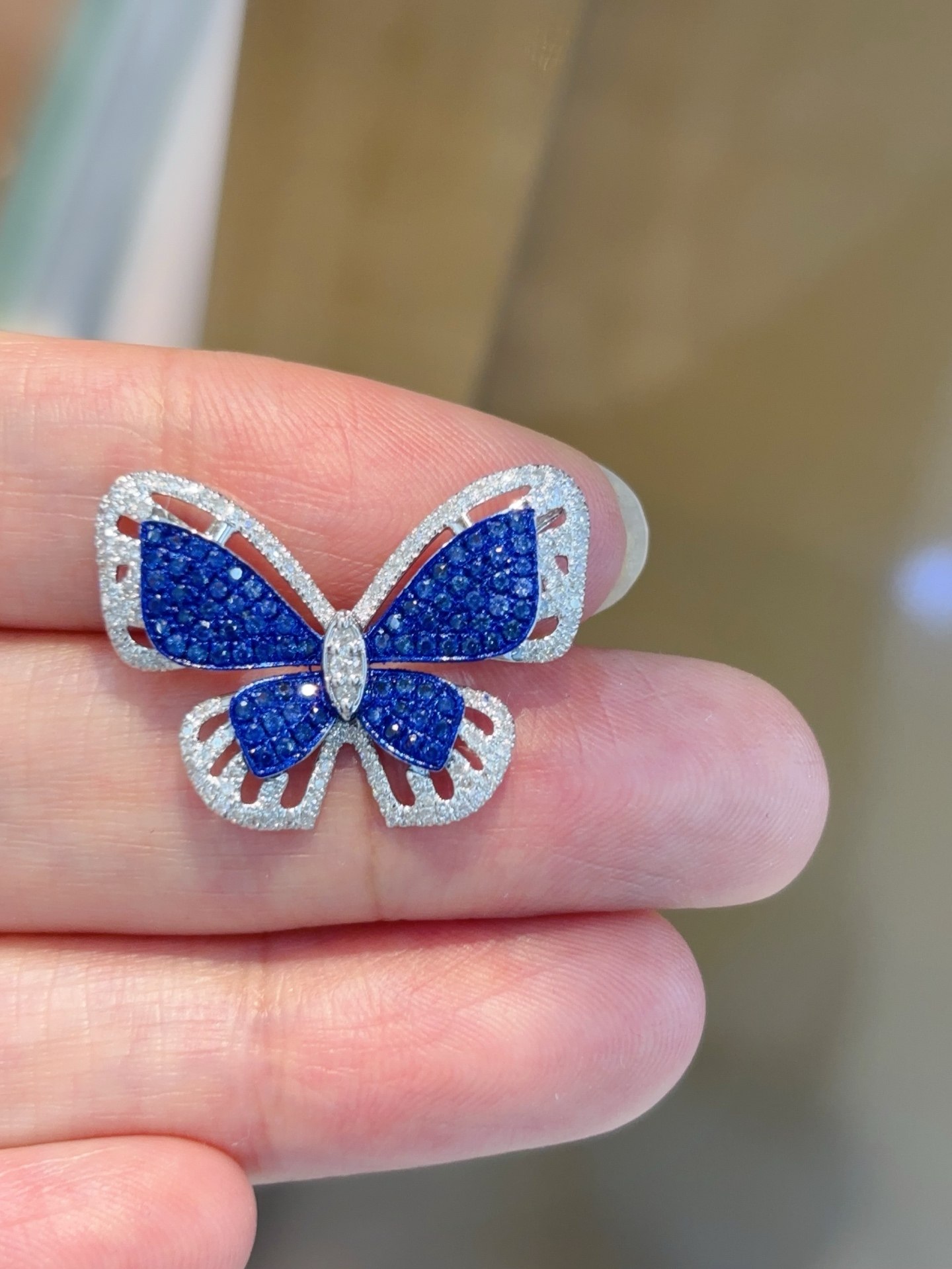 Pt950铂金蓝宝石蝴蝶耳钉， 配镶蓝宝石钻石 重约4.09g