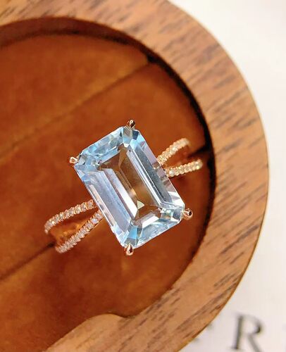 18k天然海蓝宝戒指  总重：2.39克主石：3.9克拉 钻石：52颗