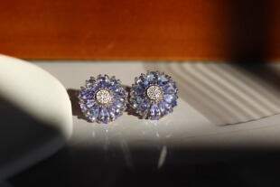 s925银镶天然坦桑石花形耳钉 晶体纯净 色泽浓郁
