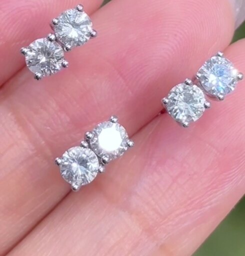 现货仅3对，18k金钻石耳钉，40分白闪亮钻石，重0.6克。