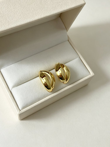 18K金交叉弧形耳饰，尺寸约19×12×2.3mm 重约1.5克