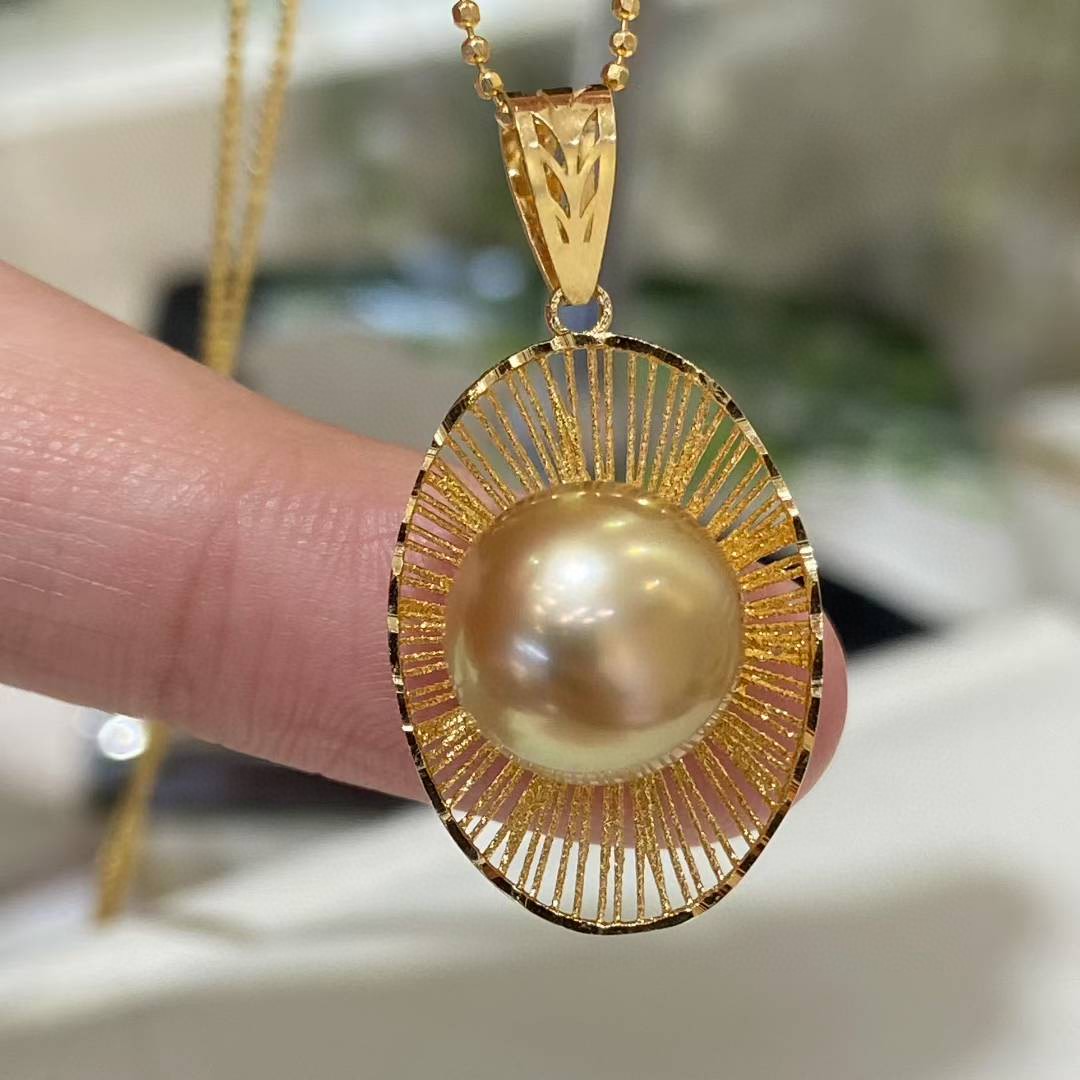 南洋金珠吊坠10.5mm，极强光泽 正圆 整体干净 18k素金镶嵌