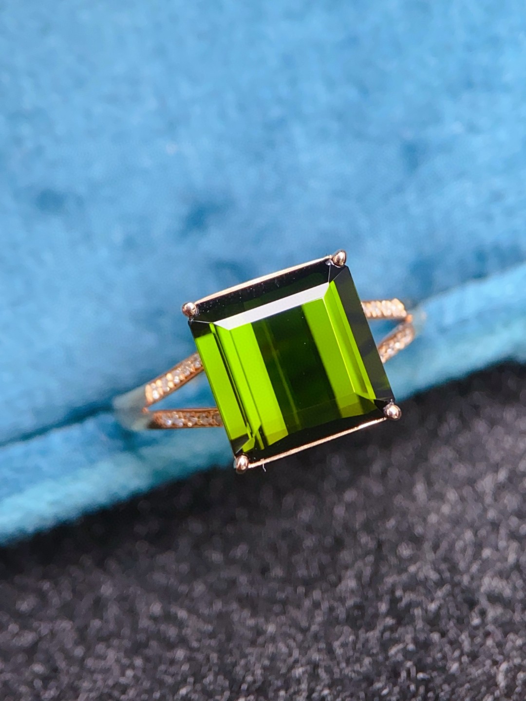 附权威证书绿碧玺戒指主石：3.85ct 总重：2.09g 钻石：0.06/20p