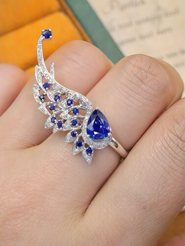 18K白金皇家蓝蓝宝石戒指石重1.8ct总重：5.74g 钻石:   0.25ct