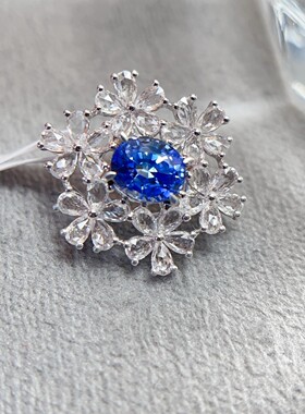 18k金蓝宝石吊坠，主石约0.85克拉，白蓝宝30颗，重2.27克！