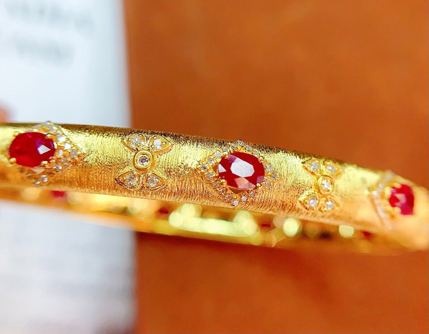 18k天然红宝石手镯  总重：7.36克 主石：3克拉 钻石：60颗