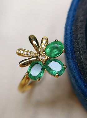 18k金天然祖母绿戒指，总重：1.60g主石：0.90ct 钻石：10颗