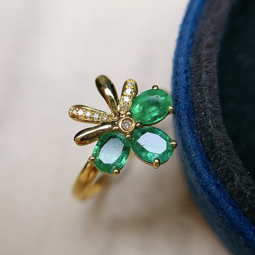 18k金天然祖母绿戒指，总重：1.60g主石：0.90ct 钻石：10颗