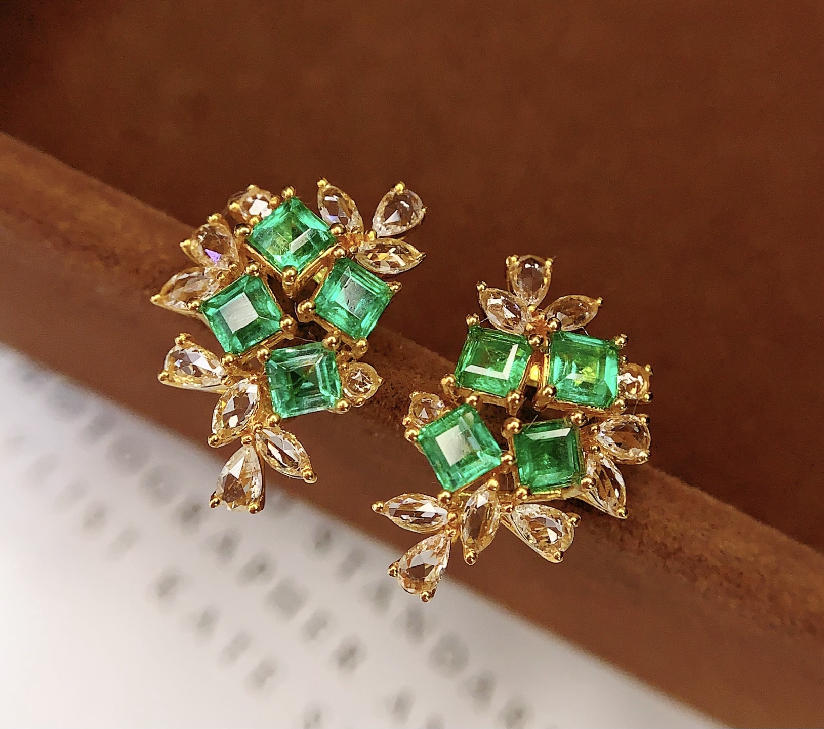 18k天然祖母绿耳钉 总重：2.23克主石：1.5克拉 白蓝宝：22颗