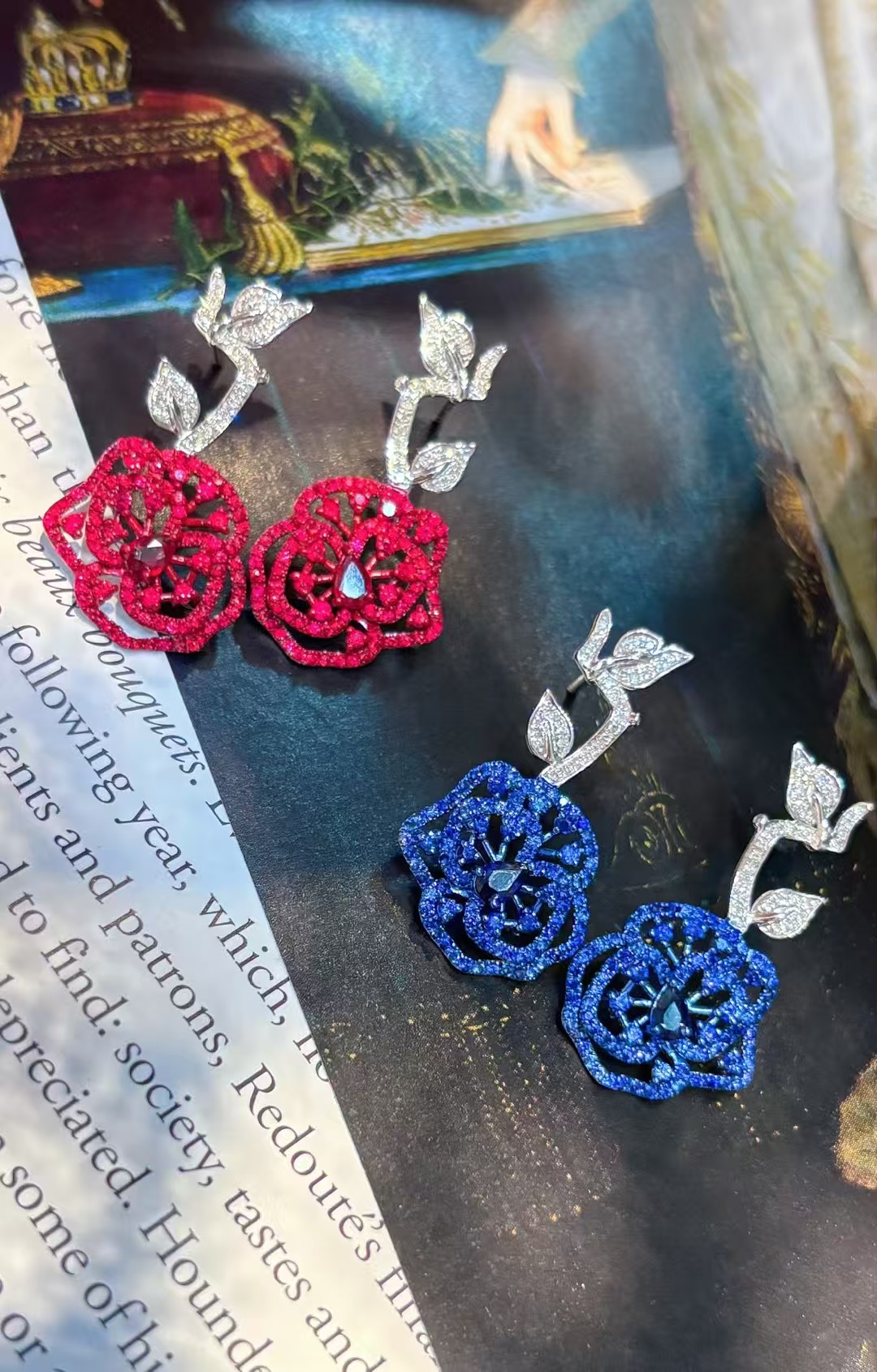 18k金镶嵌花朵造型设计蓝宝石、红宝石山茶花耳钉，附权威证书