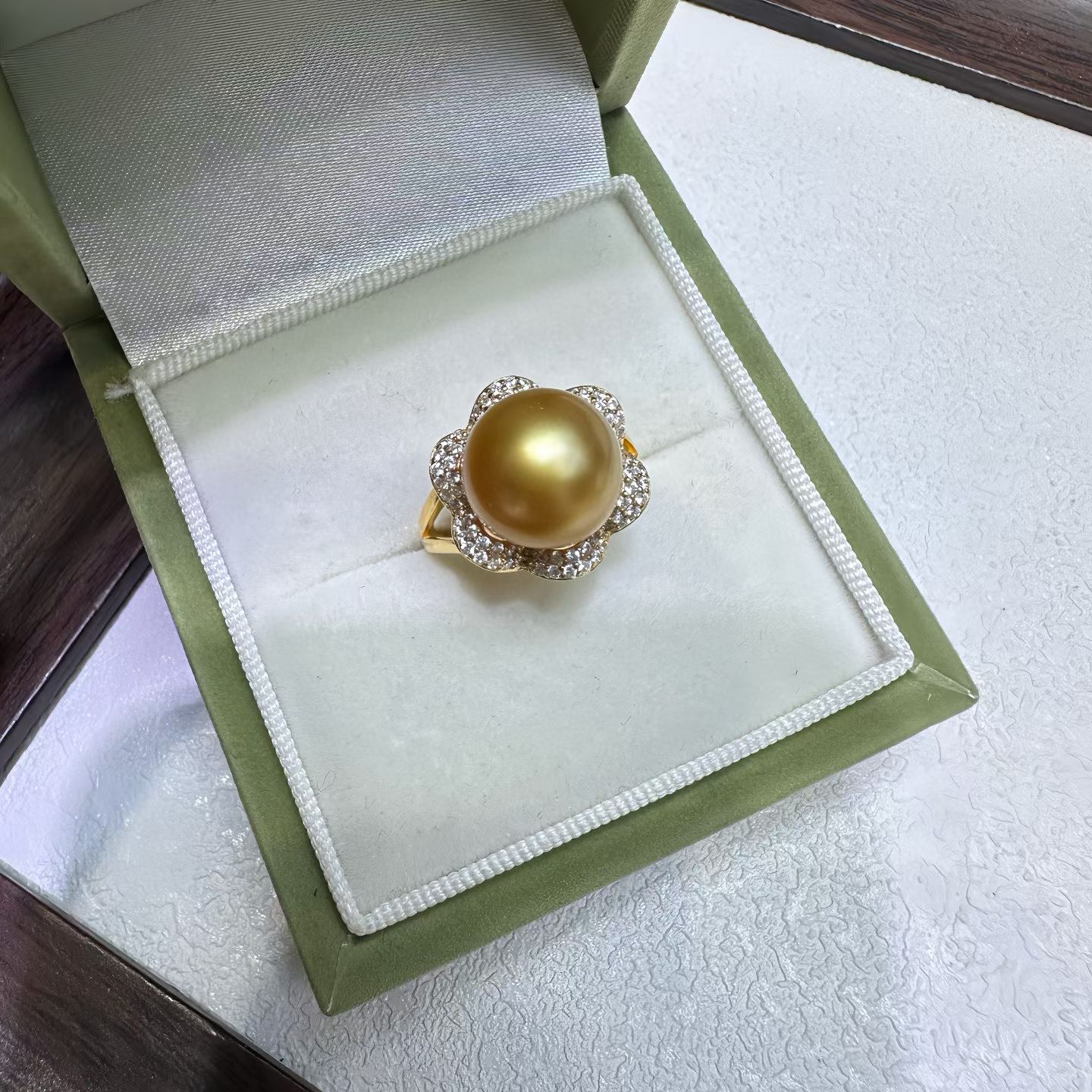 11-12mm海水浓绿镜面金珠水钻戒正面正圆面几乎无瑕，附权威证书