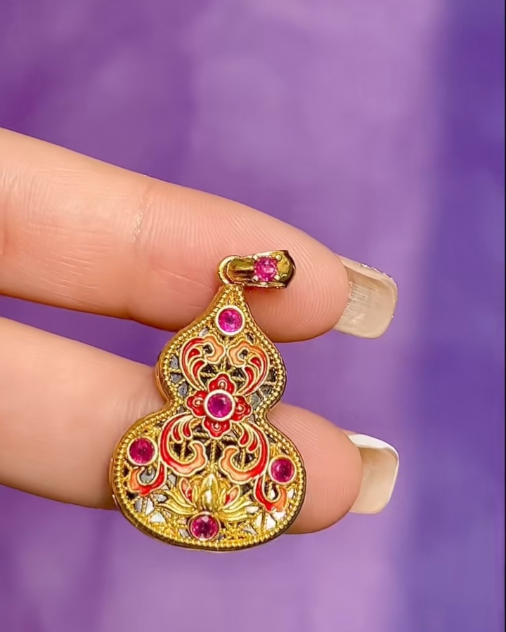 18k金镶天然红宝石吊坠，附权威证书