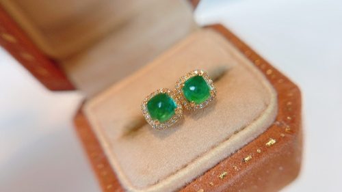 18K金swat祖母绿糖塔耳钉 石重0.79ct，钻石36颗，附权威证书