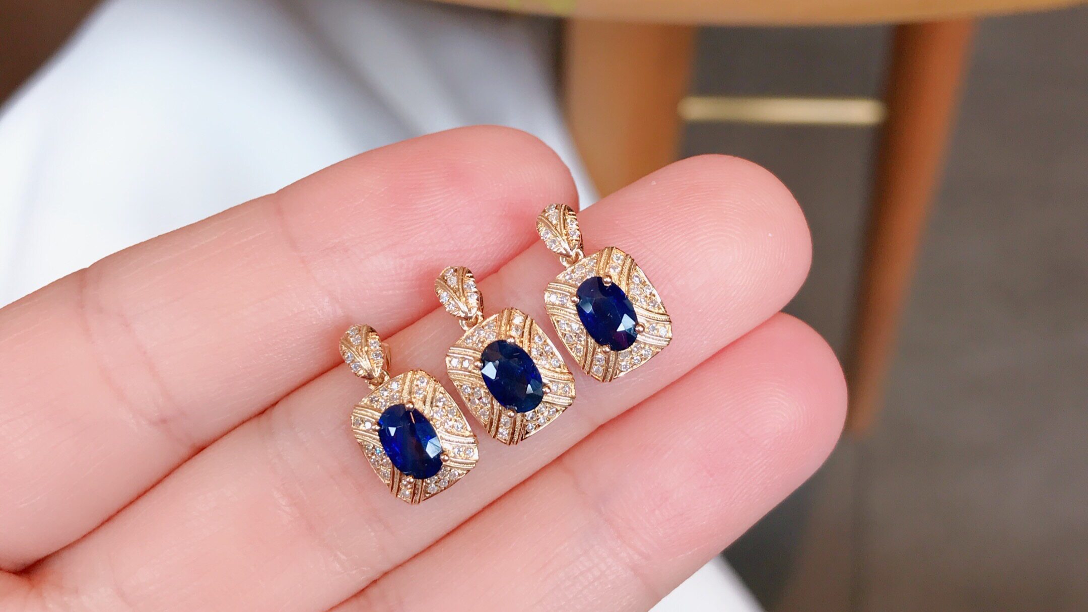 18K金天然蓝宝石吊坠石重0.51～0.54ct钻石34颗 整体尺寸：8*14mm