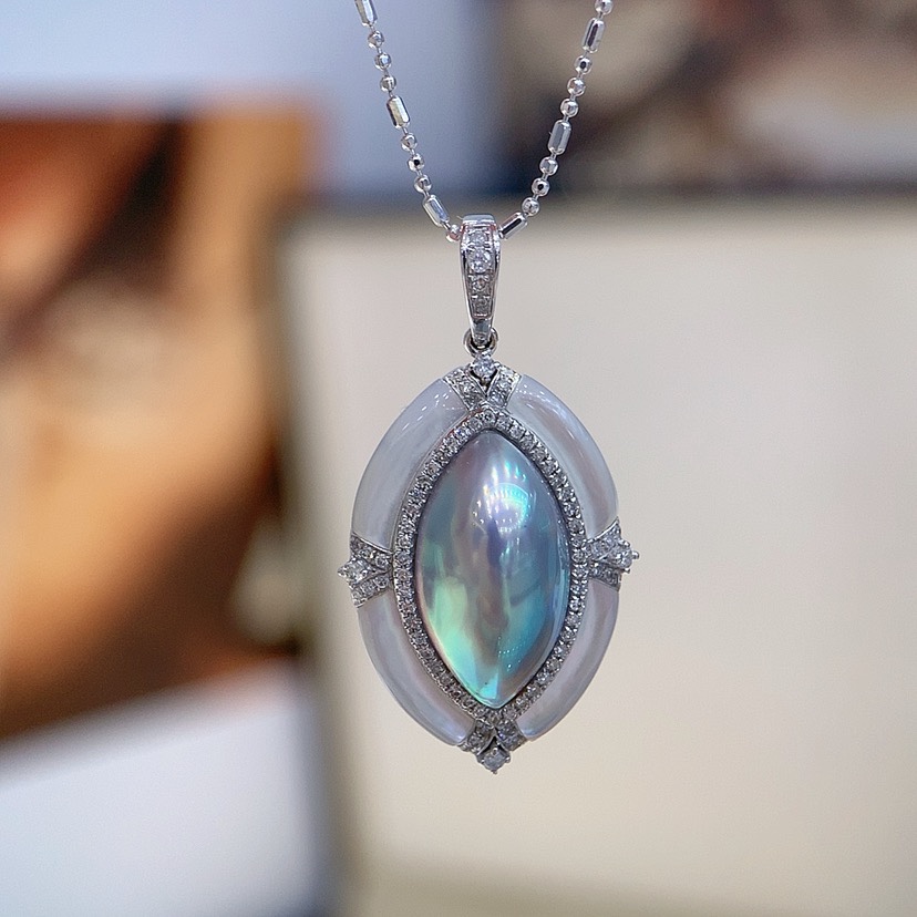 18k金镶天然钻石日本马眼蓝马贝珍珠和白蝶贝万能扣吊坠