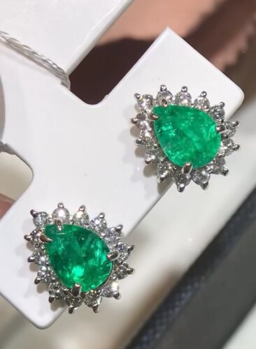 祖母绿耳钉1.69ct，玻璃体鲜绿色，钻石0.54ct ，铂金，总重3.2克