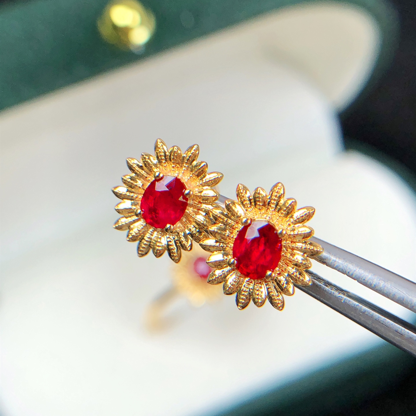 18K金镶0.51ct红宝石耳钉 太阳花造型 主石色泽浓郁 总重1.14g